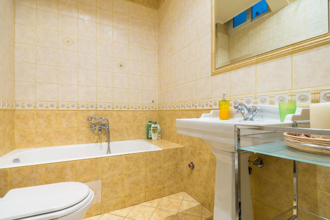 Family House Next To Acropolis Bed & Breakfast Атина Екстериор снимка